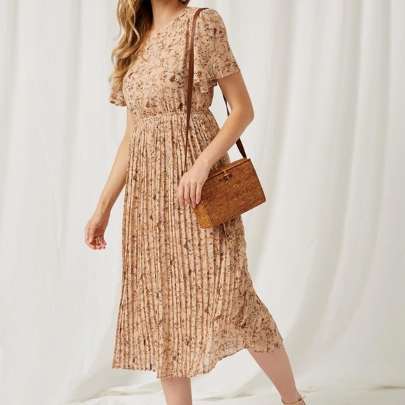 NWT Floral Pleated Skirt Short Sleeve Dress - Picture 2 of 7